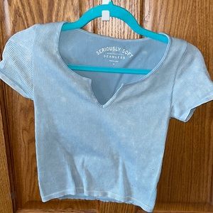 Seem less, stretchy baby blue tee